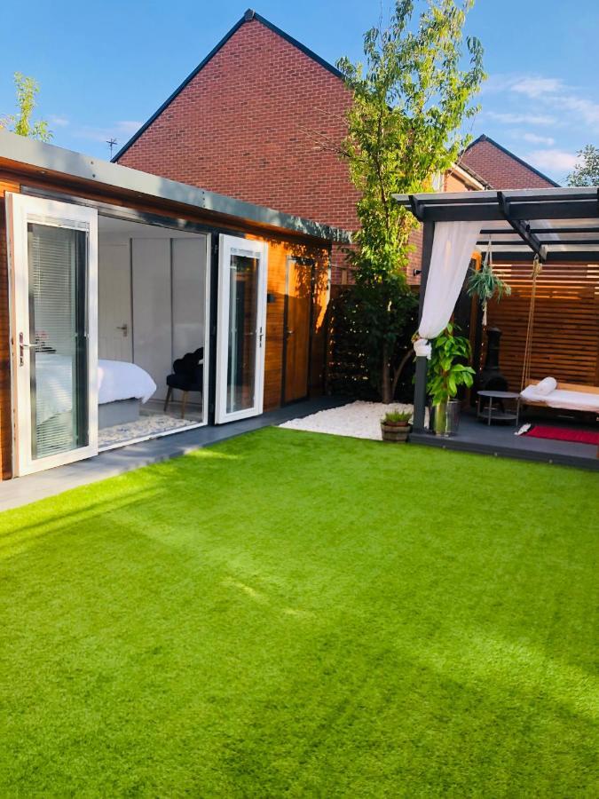Meezee Pearl Double Bed Lodge With Free Parking Salford  Exterior photo