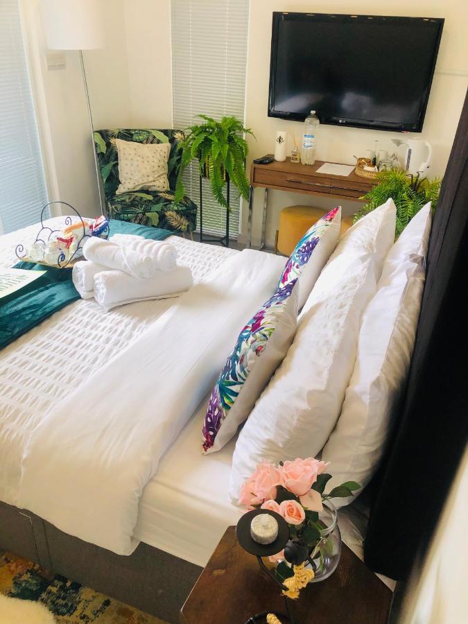 Meezee Pearl Double Bed Lodge With Free Parking Salford  Exterior photo