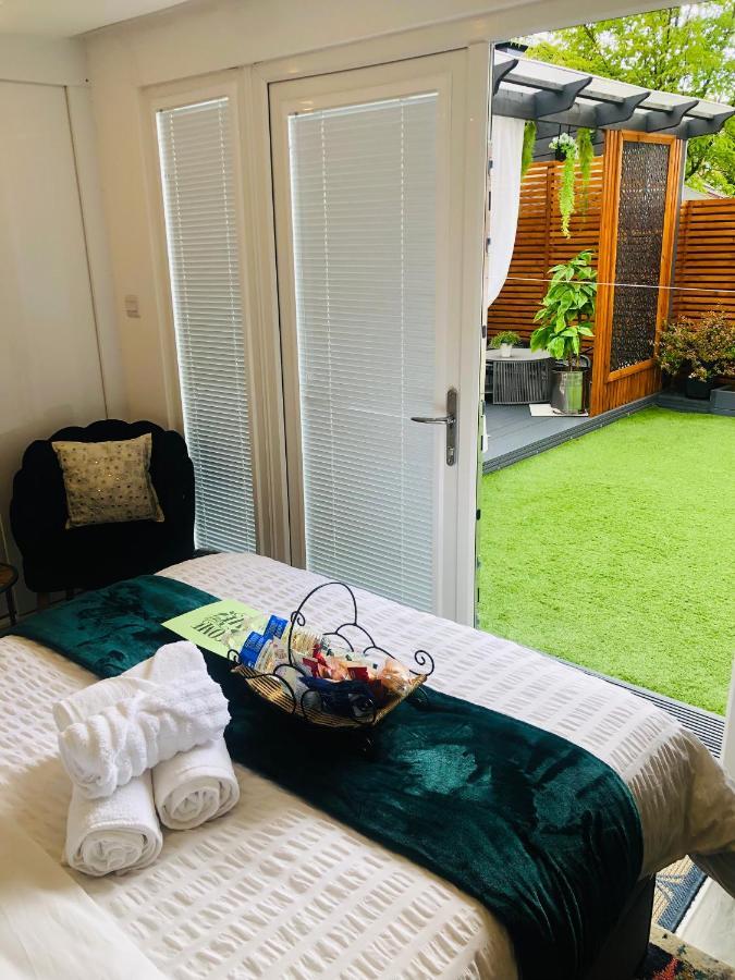 Meezee Pearl Double Bed Lodge With Free Parking Salford  Exterior photo