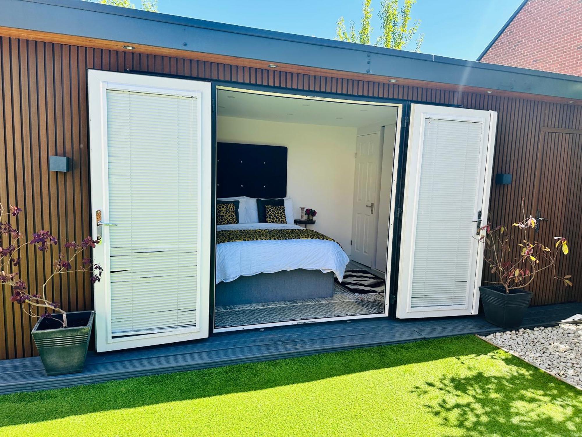 Meezee Pearl Double Bed Lodge With Free Parking Salford  Exterior photo